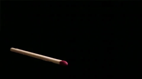 Close up of a burning match isolated on a black background Vidéo 33987903