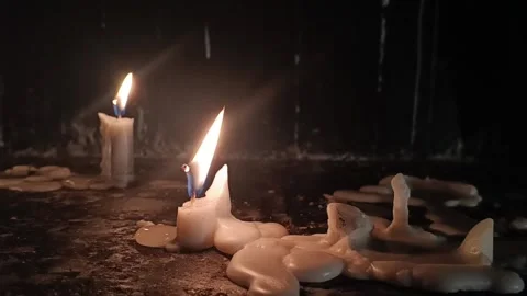 Close-up of burning white candles with melting wax and flickering flames aga Vídeos de archivo 339115451