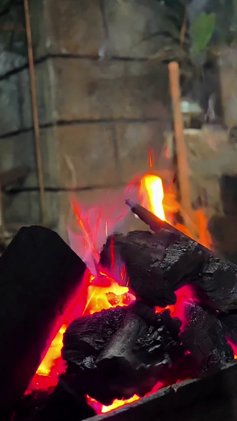 Close-up of burning wood producing a large flame. 4K Vídeos de archivo 338433018