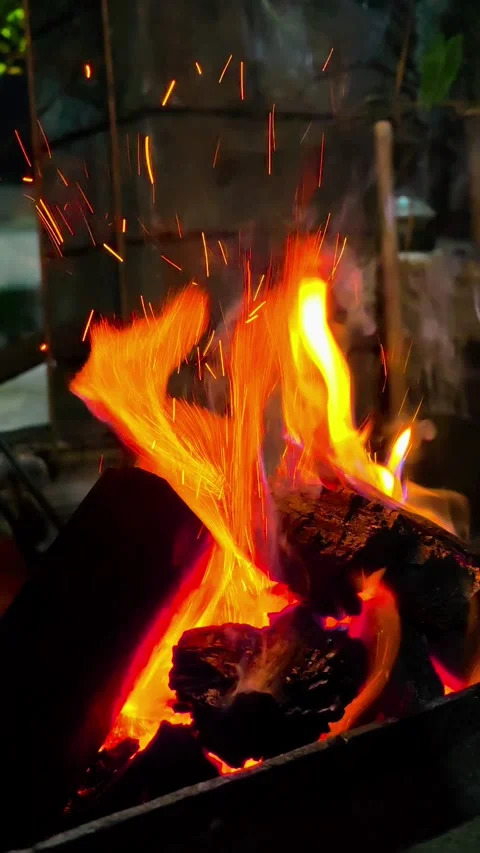 Close-up of burning wood producing a large flame. 4K Vídeos de archivo 338433047