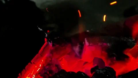 Close-up of burning wood producing a large flame. 4K Vídeos de archivo 338433109