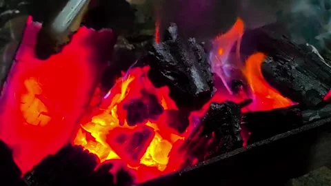 Close-up of burning wood producing a large flame. 4K Vídeos de archivo 338433141