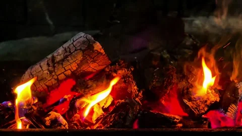 Close-up of burning wood producing a large flame. 4K Vídeos de archivo 338433894