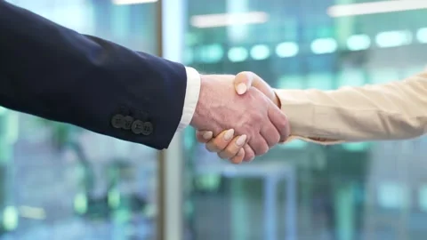 Close up of business handshake symbolizing teamwork and cooperation 库存影片 298996704