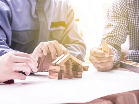 Close Up of business team making a structure with wooden cubes. Foto stock