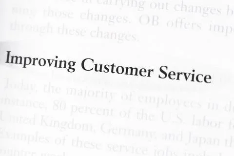 Close-up of a business textbook with the term 'improving customer service' highl Foto stock