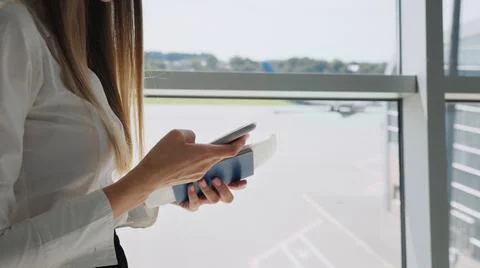 Close up of business woman's hands using smartphone send text messages at the Stock-Fotos