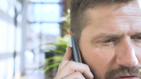 Close up on businessman face talking by smartphone, close portrait, steadicam Vídeo Stock 73333855