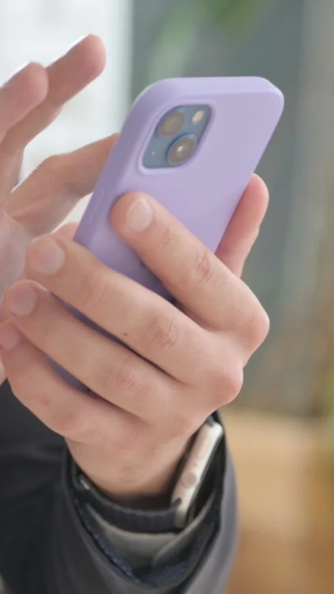 Close up of Businessman Hand Using Smartphone, vertical video Vídeos de archivo 328555388