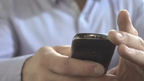 Close up on businessman hands sms typing, using smartphone app, steadicam shot Vídeo Stock 73333582