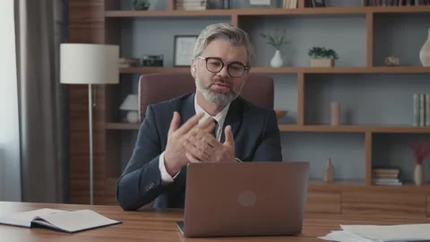 Close up businessman using a laptop talking to a camera making a conference Vídeos de archivo 220189093