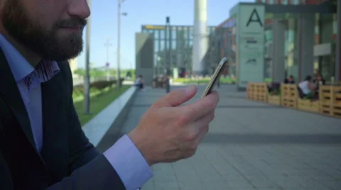 Close up businessman's hand browsing smartphone, steadicam Vidéo 66297959