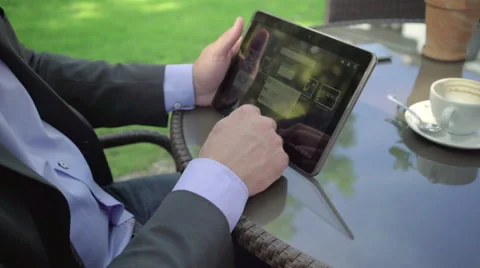 Close up on businessman's hand browsing tablet. Outdoor. Steadicam shot. 库存影片 65362985