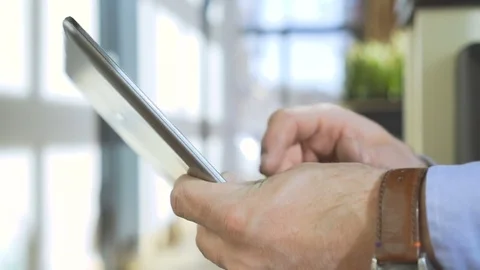 Close up on businessman's hands browsing tablet computer, profie, steadycam shot Vídeos de archivo 73333725