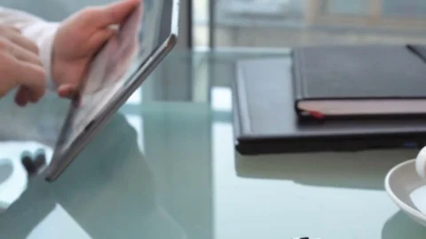 Close up on businessman's hands browsing tablet, dolly shot forward, backward Vidéo 73421837
