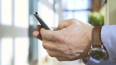 Close up on businessman's hands sms typing on smartphone app, profile, steadycam Vidéo 73333754
