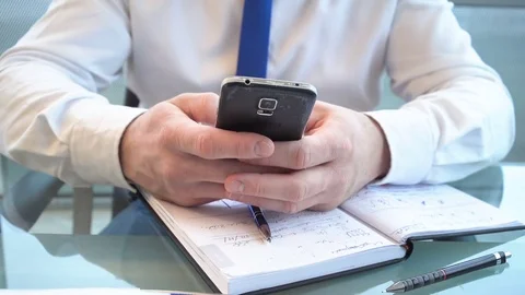 Close up on businessman's hands writting message on smartphone front view Vidéo 73422052