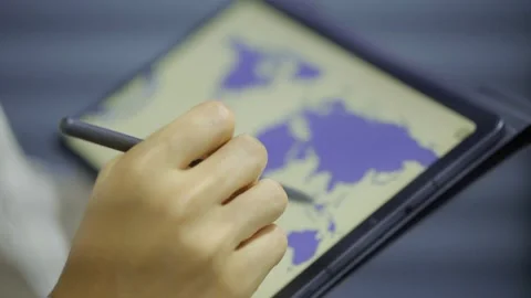 Close-up of a businesswoman's hands analyzing charts on a tablet Vidéo 320536334