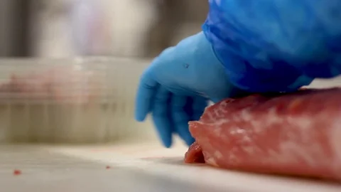 Close-up Of A Butcher Worker Cutting Meat Vidéo 127885202