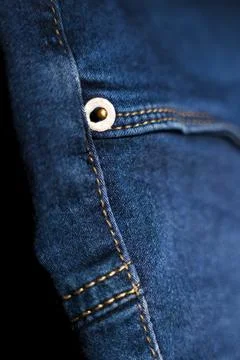 Close-Up of Button And Pocket on Blue Jeans, Detailed Denim Design Foto stock