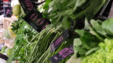 Close-up of buying long beans and garlic chives Vídeo Stock 266563521