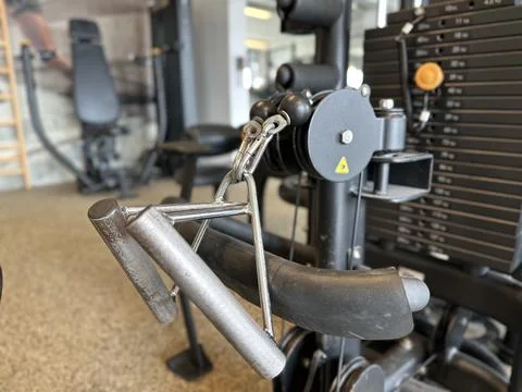 Close-up of cable pulley attachment on weight stack machine inside fitness gym Stock-Fotos