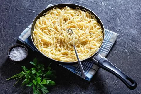Close-up of cacio e pepe in skillet Foto stock