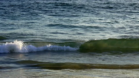 Close up of calm waves in the pacific ocean Vidéo 266440544