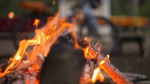 Close on a camp fire in slow motion Video stock 91276415