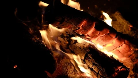 Close up of campfire coals burning in slow motion Video stock 112301473