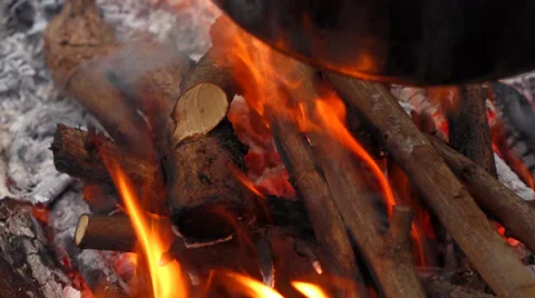 Close up of a campfire flames with a cauldron, stew-pot Video stock 39239188