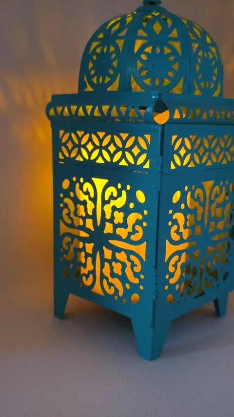 Close-up of candlelight reflections in a Moroccan lamp Vídeo Stock 330130873