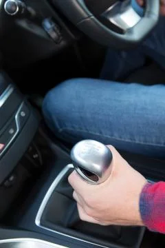 Close Up Of Car Driver Changing Gear Foto stock