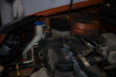 Close-up of car engine with visible spark plugs during maintenance, showing a Foto stock