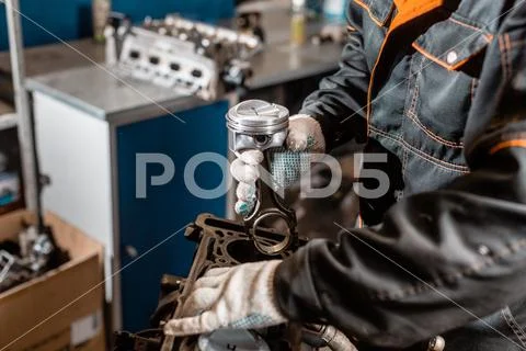 Close-up Car mechanic holding a new piston for the engine, overhaul.. Engine on Stock Photos