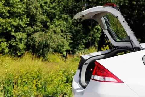 Close up of car with open empty trunk outdoor Stockfoto's
