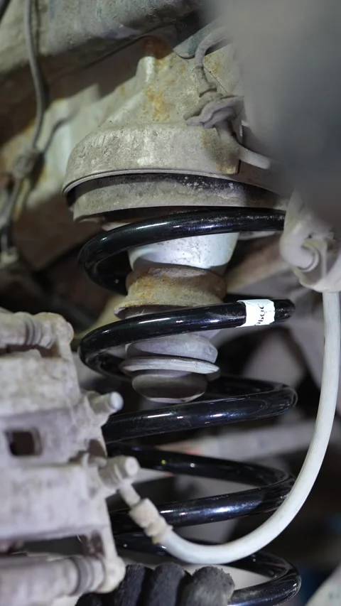 Close-up of a car rear coil spring and rubber bump stop. Vidéo 345912404