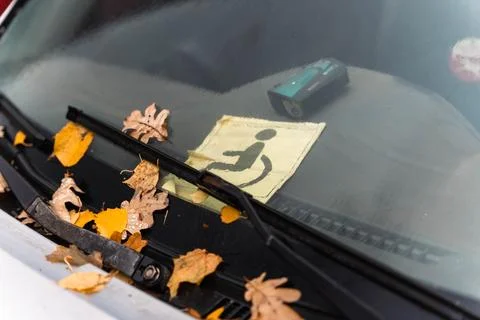 Close-up of a car window with a 'Driver with Disabilities' sign, a symbol of  Foto stock