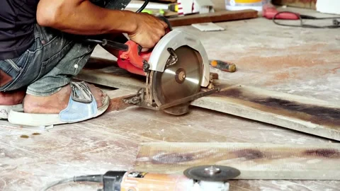 Close-up of a carpenter using a circular saw to cut a board to repair a house. 스톡 동영상 169438888