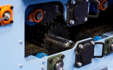 Close-up of a carpenter using a circular saw to cut a large board of wood Foto stock