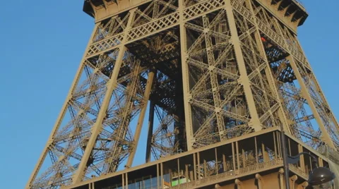 Close-up of a cart going up and down in the Eiffel tower, Paris Vidéo 40336340