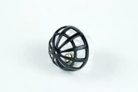 Close-up cat toy. Ringing the ball for the cats. The black and white. Isola.. Foto stock