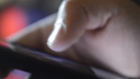 Close-up caucasian man's hand scrolling social network on his iphone. Stock-Footage 220714786