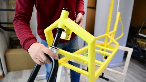 Close up of caucasian repairman replace cargo bike fork 스톡 동영상 124218566