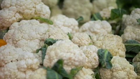 Close-up of cauliflower with leaves lying on top of each other. Fresh vegetables Vídeo Stock 312869867