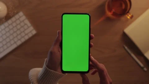 Close up of cell phone with green screen in female hands Stock-Footage 162837889