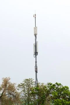 Close up of a cellular base station tower against a white sky Stockfoto's
