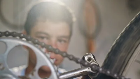 Close up on the chain of a bicycle Vídeos de archivo 97445531