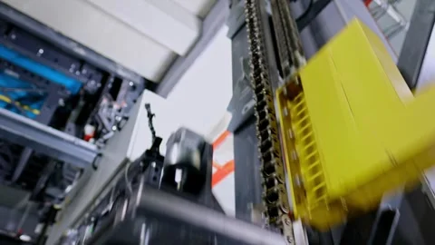 Close-Up of Chain-Driven Mechanism in Automated Robotic Parking System Vidéo 326643867