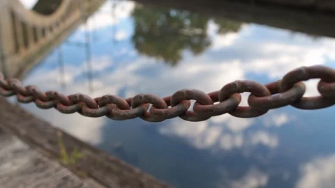 Close up of chain with toe path reflection water 스톡 동영상 97093080
